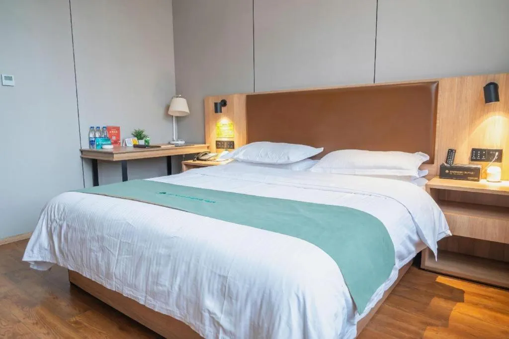 Bed in GreenTree Inn Wuxi Quanshan Center
