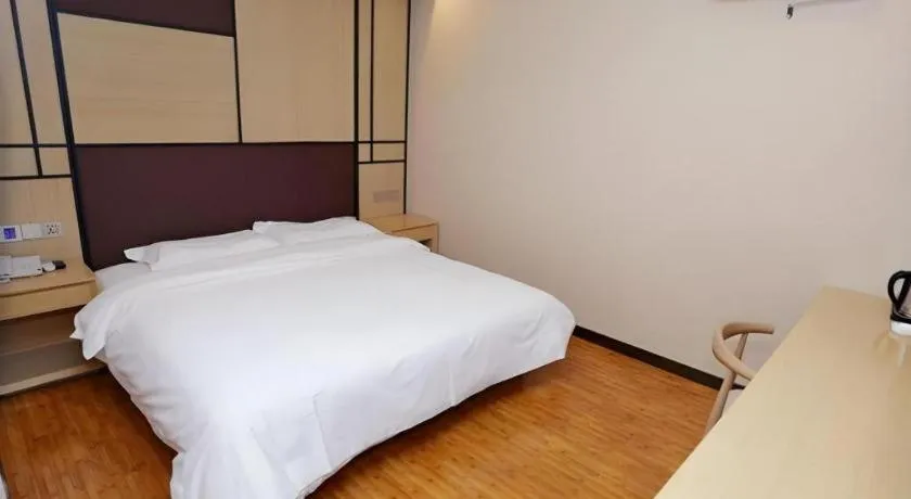 Bed in Shell Taiyuan South Station Shanxi University Hotel