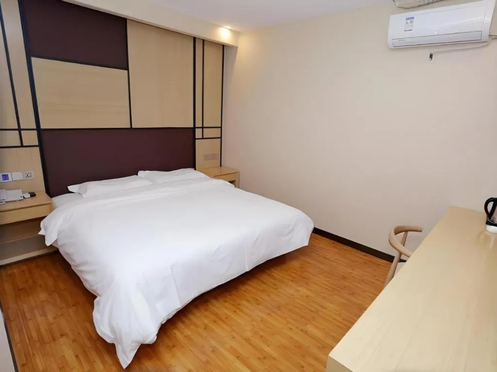 Bed in Shell Taiyuan South Station Shanxi University Hotel