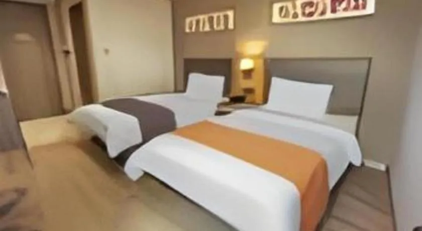 Bed in Home Inn Plus Shanghai Middle Ring Jinshajiang Road Fengzhuang Metro Station