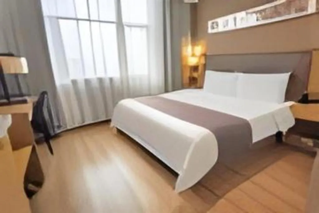 Bed in Home Inn Plus Shanghai Middle Ring Jinshajiang Road Fengzhuang Metro Station