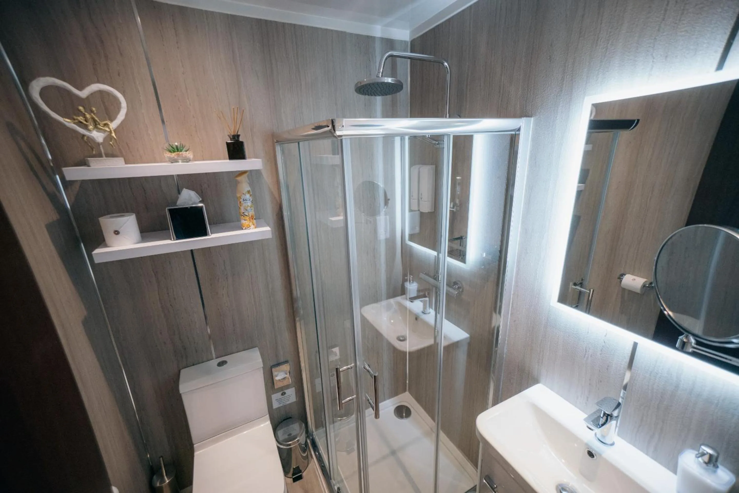 Bathroom in Eriskay B&B and Aviemore Glamping