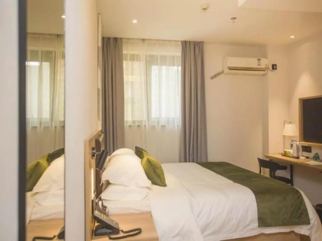 Bed in GreenTree Inn Express Taizhou Jiangyan Hardware City