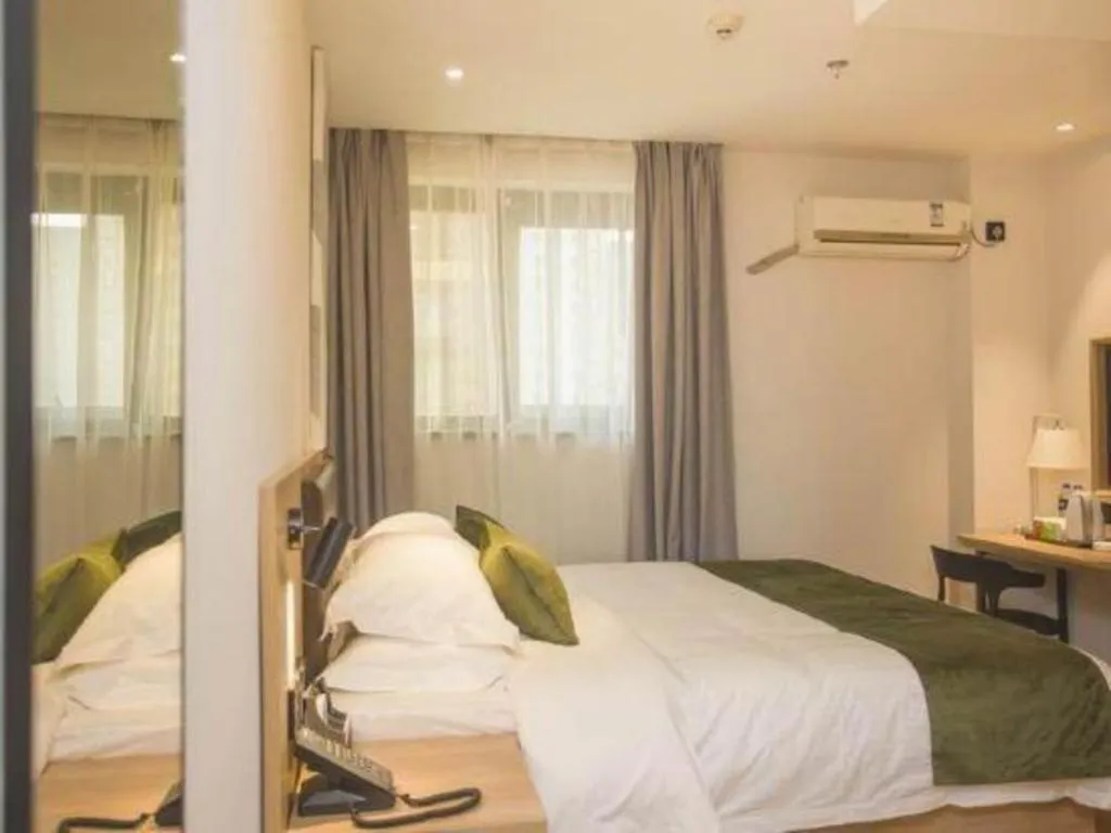 Bed in GreenTree Inn Express Taizhou Jiangyan Hardware City