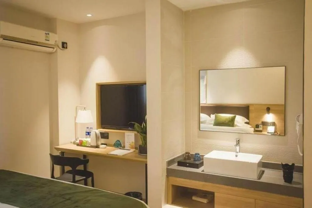 Bed in GreenTree Inn Express Taizhou Jiangyan Hardware City