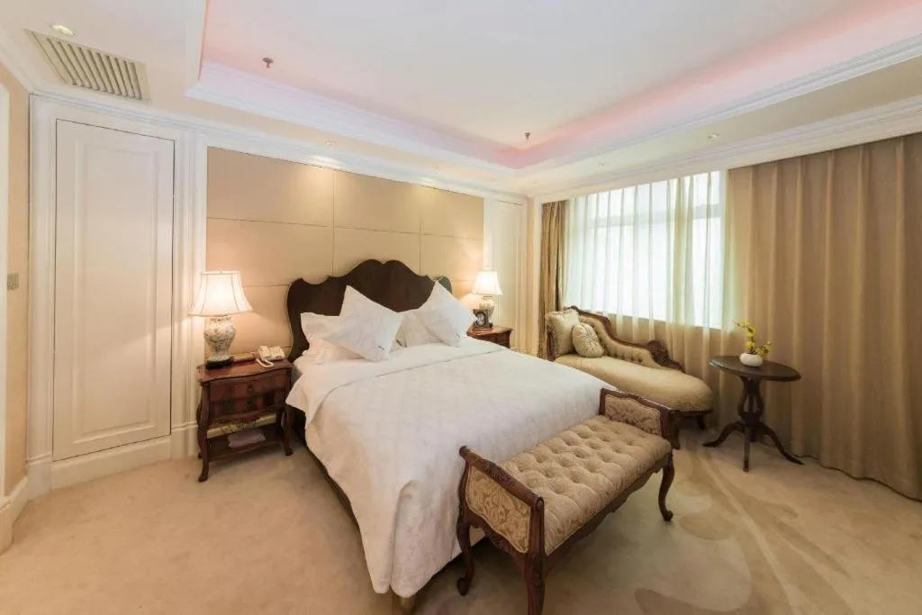 Bed in Dalian Liangyun Hotel