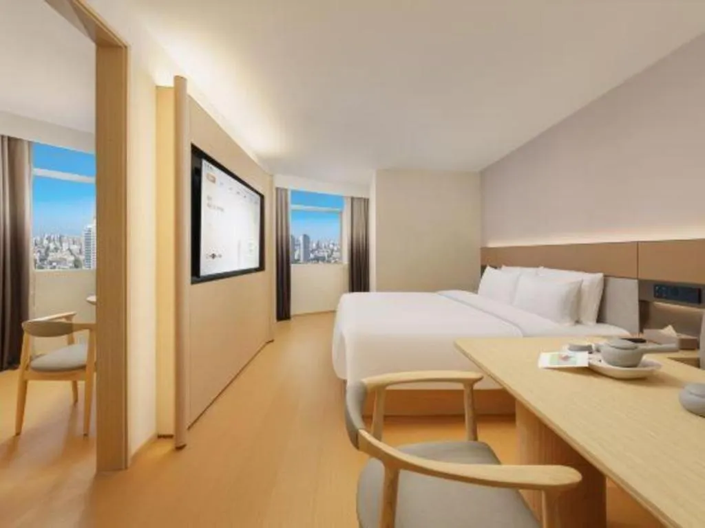 Bed in Dalian Liangyun Hotel