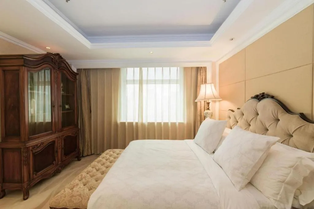 Bed in Dalian Liangyun Hotel