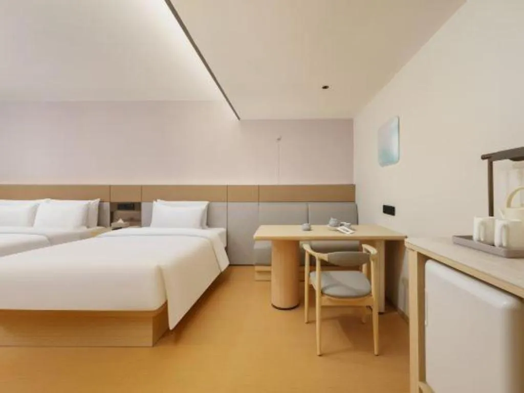 Bed in Dalian Liangyun Hotel