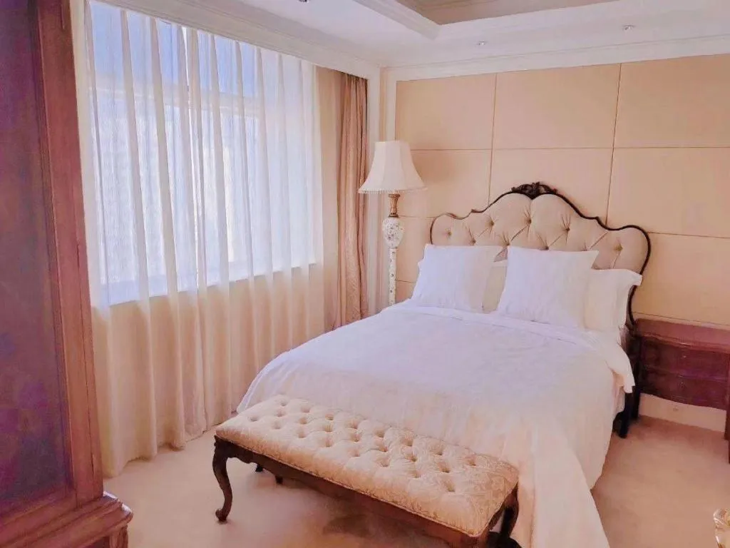 Bed in Dalian Liangyun Hotel