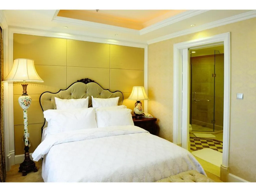 Bed in Dalian Liangyun Hotel