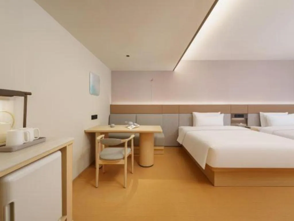 Bed in Dalian Liangyun Hotel