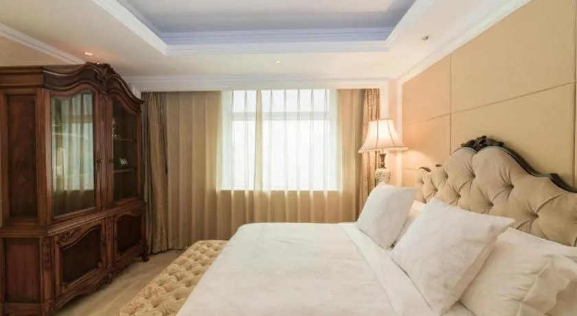 Bed in Dalian Liangyun Hotel