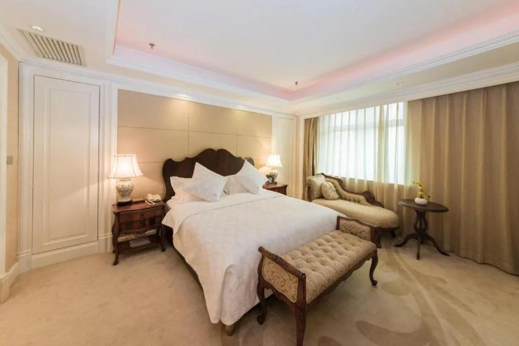 Bed in Dalian Liangyun Hotel