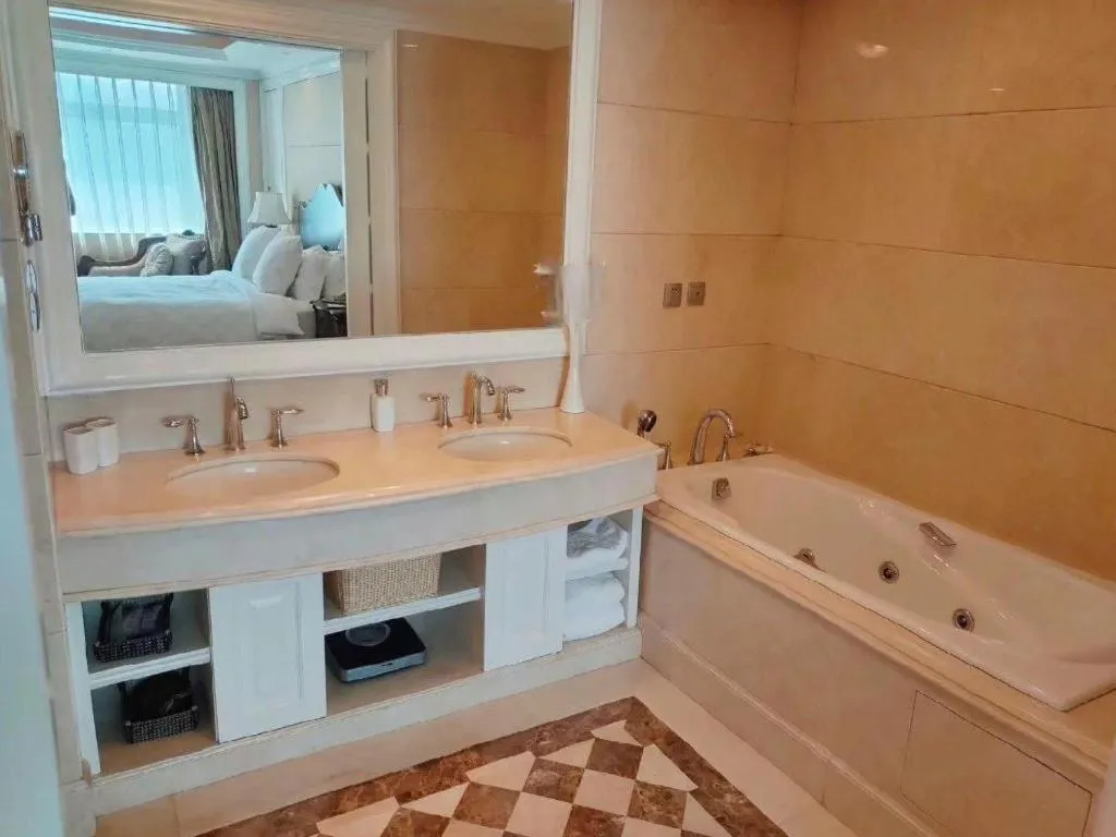 Bed in Dalian Liangyun Hotel