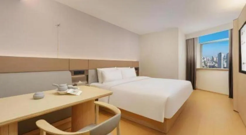 Bed in Dalian Liangyun Hotel