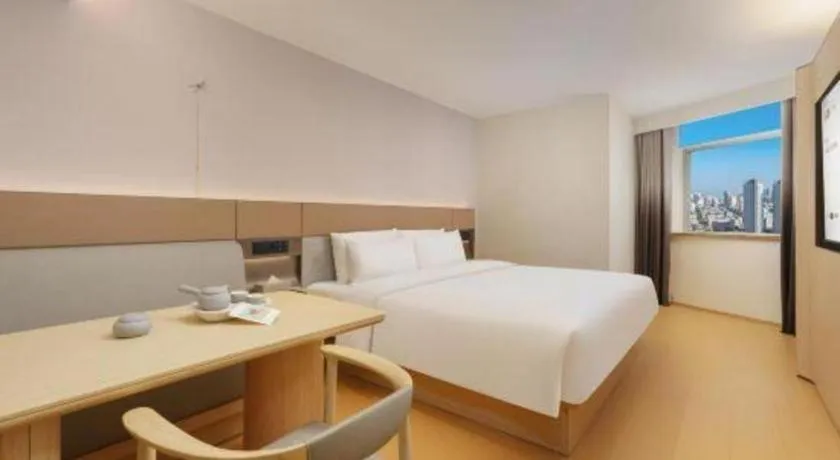 Bed in Dalian Liangyun Hotel