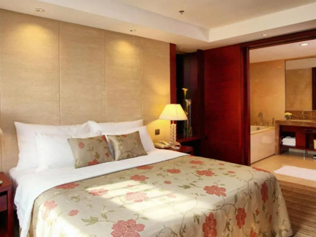 Bed in Dalian Liangyun Hotel