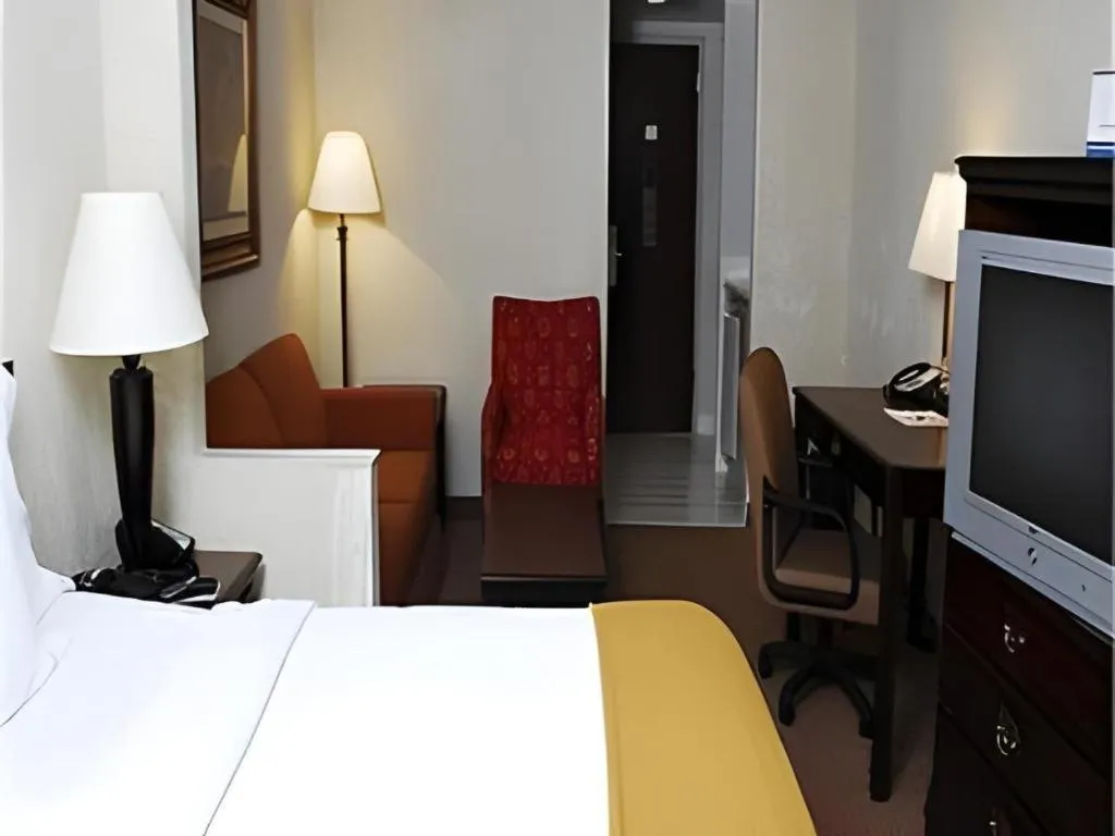 Bed in Holiday Inn Express Hotel And Suites Corinth By IHG