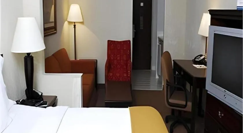 Bed in Holiday Inn Express Hotel And Suites Corinth By IHG