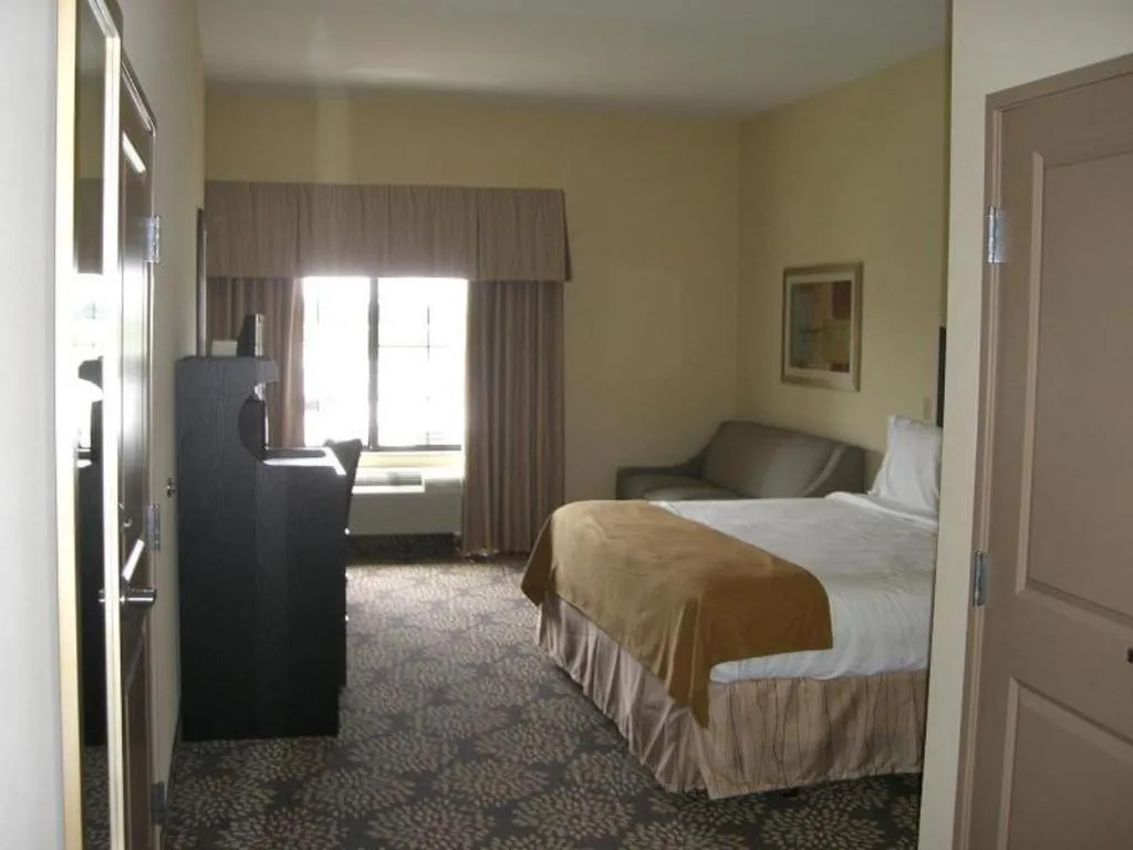 Bed in Holiday Inn Express Hotel & Suites Grand Island By IHG