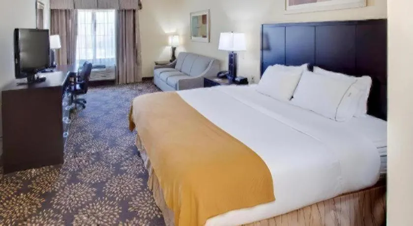Bed in Holiday Inn Express Hotel & Suites Grand Island By IHG