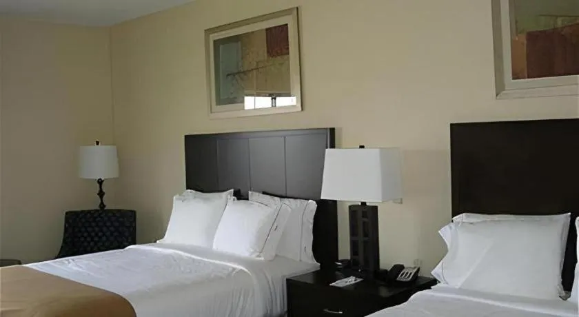 Bed in Holiday Inn Express Hotel & Suites Grand Island By IHG