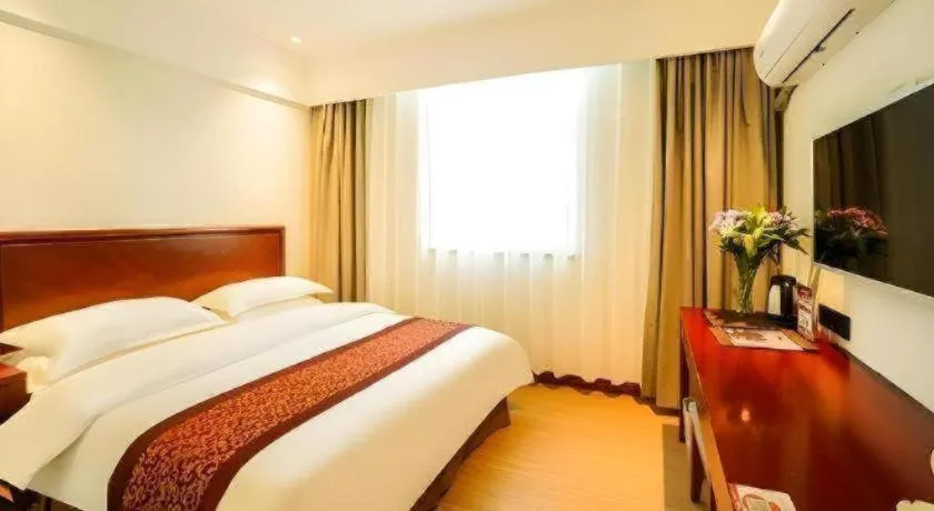 Bed in GreenTree Inn Suzhou Wuzhong