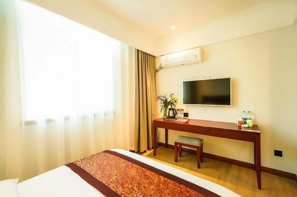 Bed in GreenTree Inn Suzhou Wuzhong