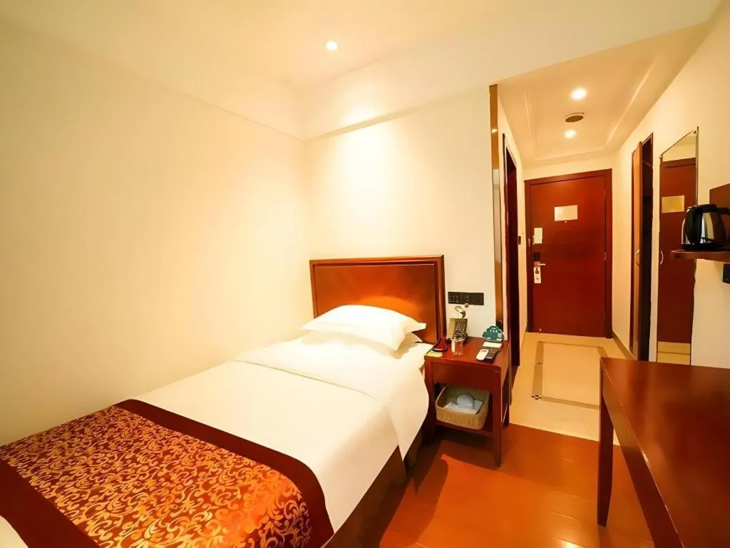 Bed in GreenTree Inn Suzhou Wuzhong