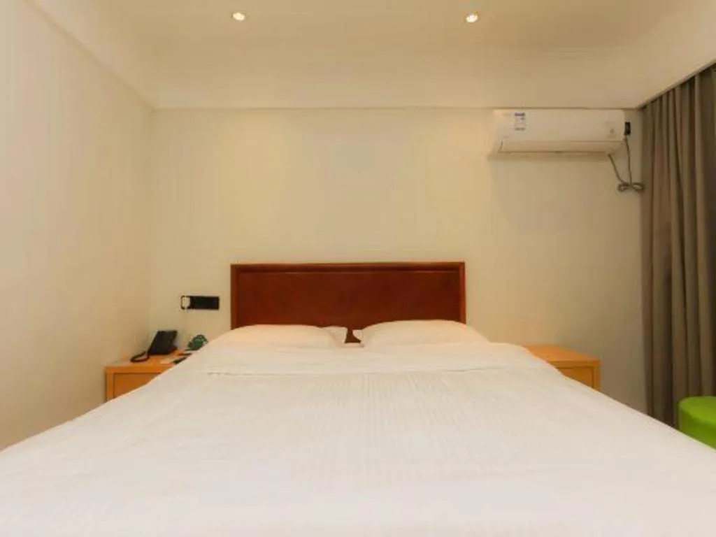 Bed in GreenTree Inn Suzhou Wuzhong