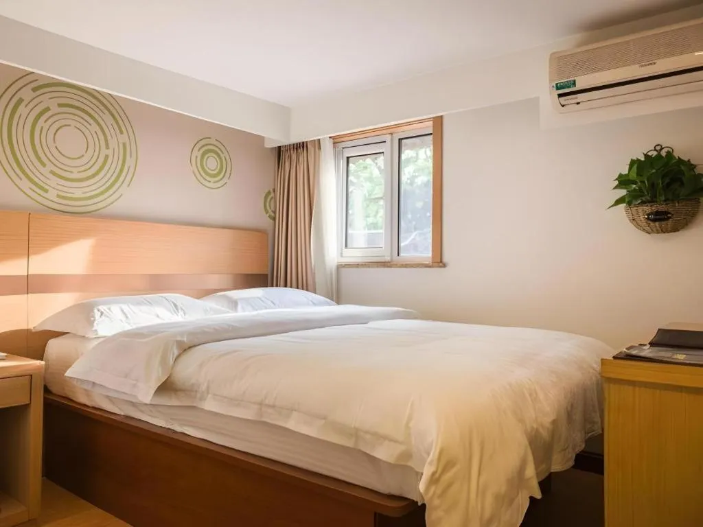 Bed in GreenTree Inn Beijing Dongcheng District Wangfujin South Luogu Lane Houhai Express Hotel