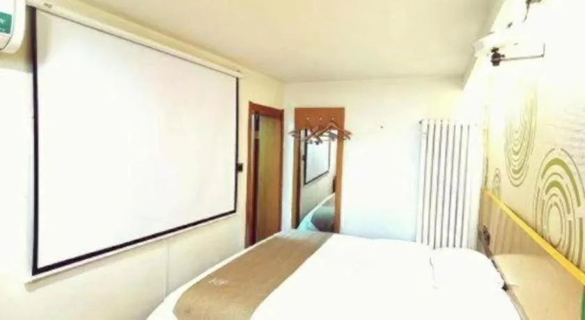 Bed in GreenTree Inn Beijing Dongcheng District Wangfujin South Luogu Lane Houhai Express Hotel