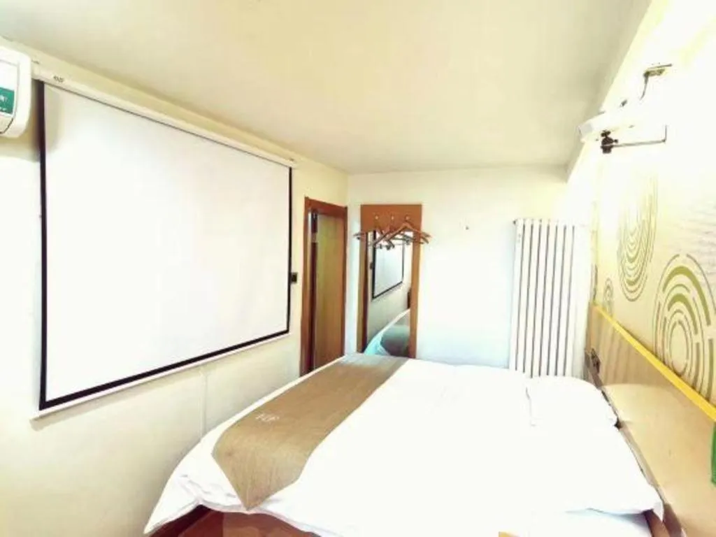 Bed in GreenTree Inn Beijing Dongcheng District Wangfujin South Luogu Lane Houhai Express Hotel