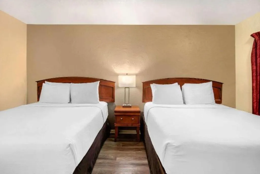 Bed in Econo Lodge Inn & Suites Durango