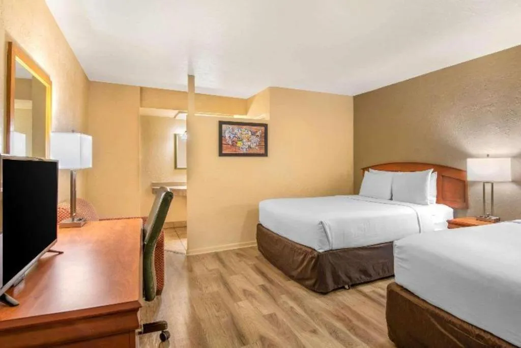 Bed in Econo Lodge Inn & Suites Durango