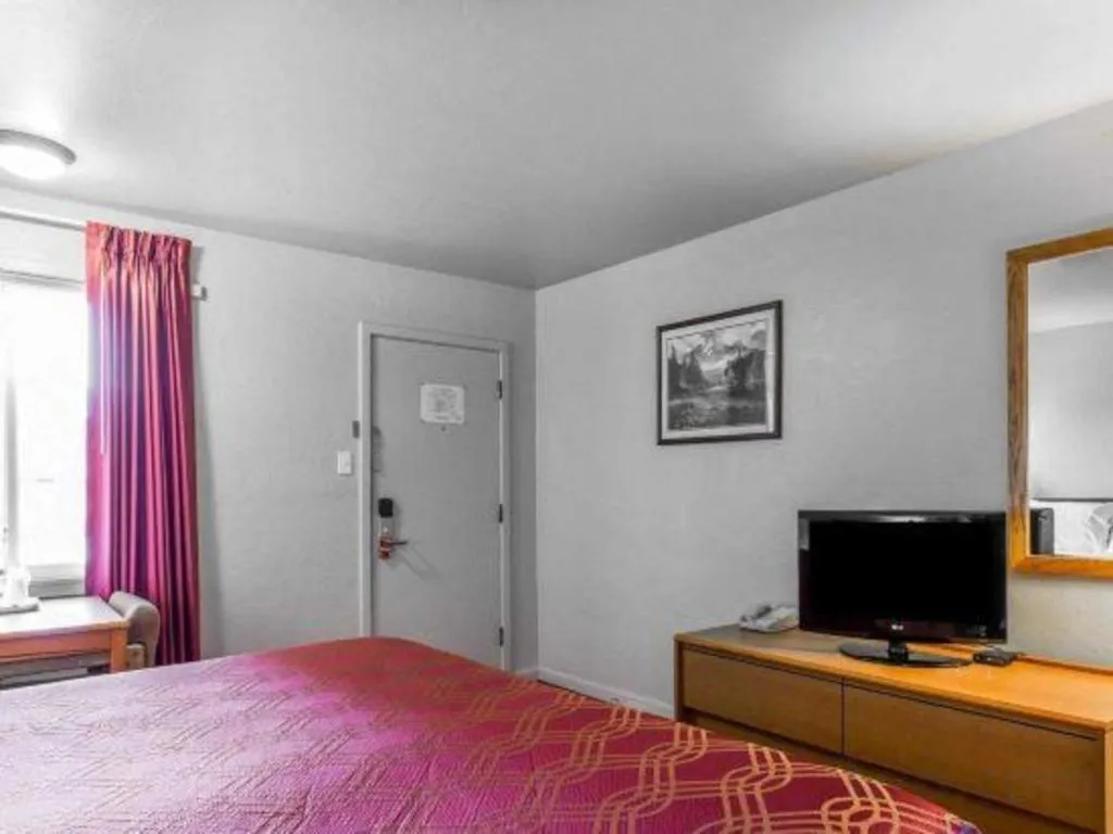 Bed in Econo Lodge Inn & Suites Durango