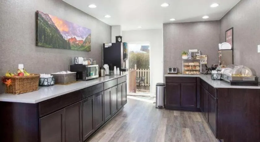 Econo Lodge Inn & Suites Durango