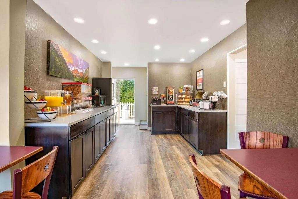 Econo Lodge Inn & Suites Durango