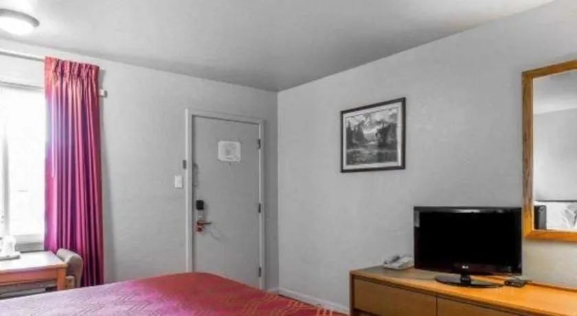 Bed in Econo Lodge Inn & Suites Durango