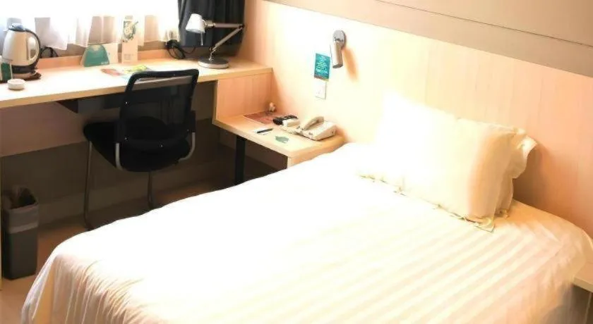 Bed in Jinjiang Inn (Hankou Railway Station)