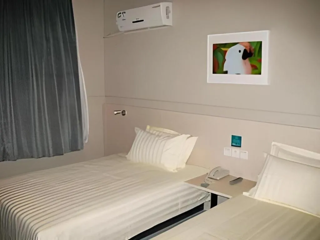 Bed in Jinjiang Inn (Hankou Railway Station)