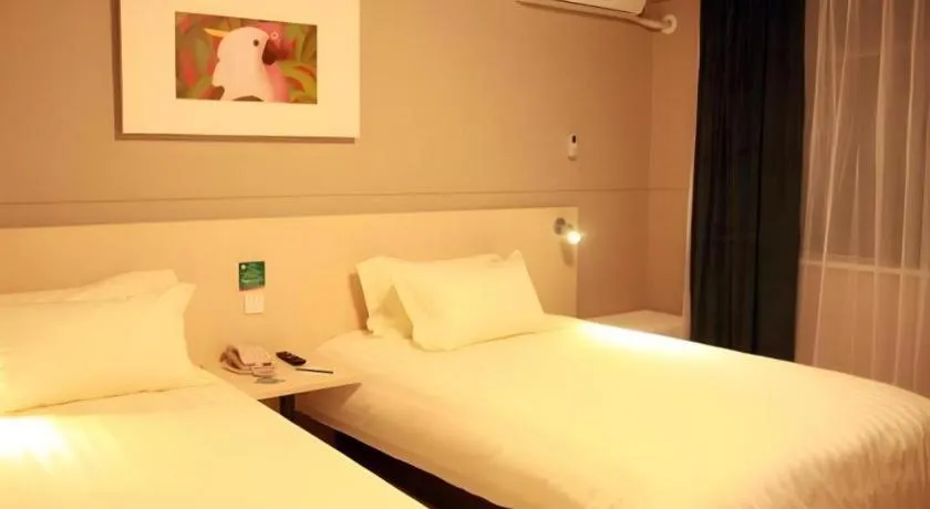 Bed in Jinjiang Inn (Hankou Railway Station)