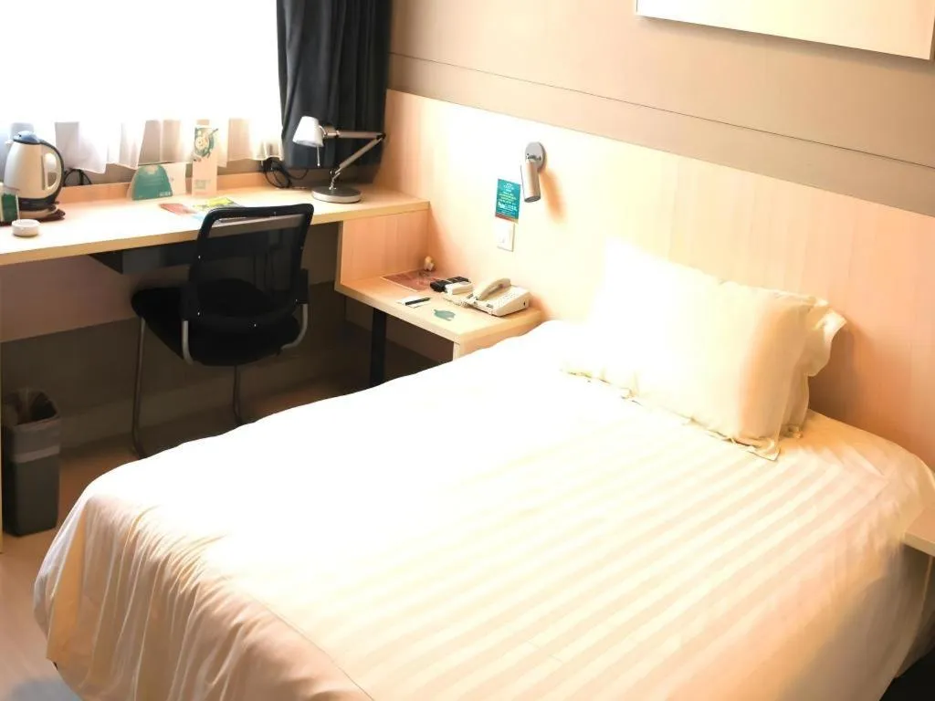 Bed in Jinjiang Inn (Hankou Railway Station)