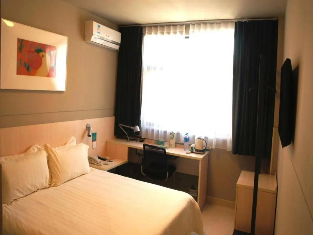 Bed in Jinjiang Inn (Hankou Railway Station)