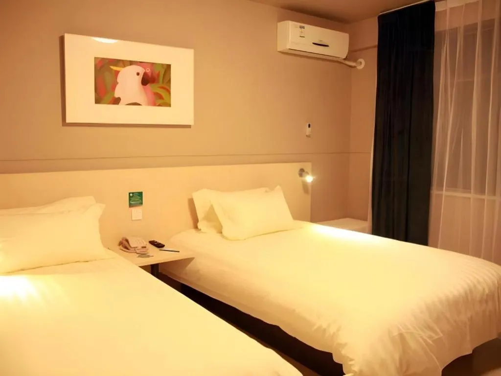 Bed in Jinjiang Inn (Hankou Railway Station)