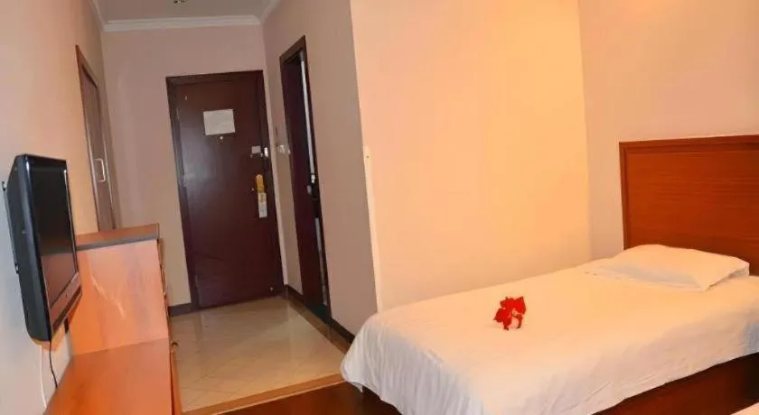 Bed in GreenTree Inn Shanghai Xupu Bridge Hotel