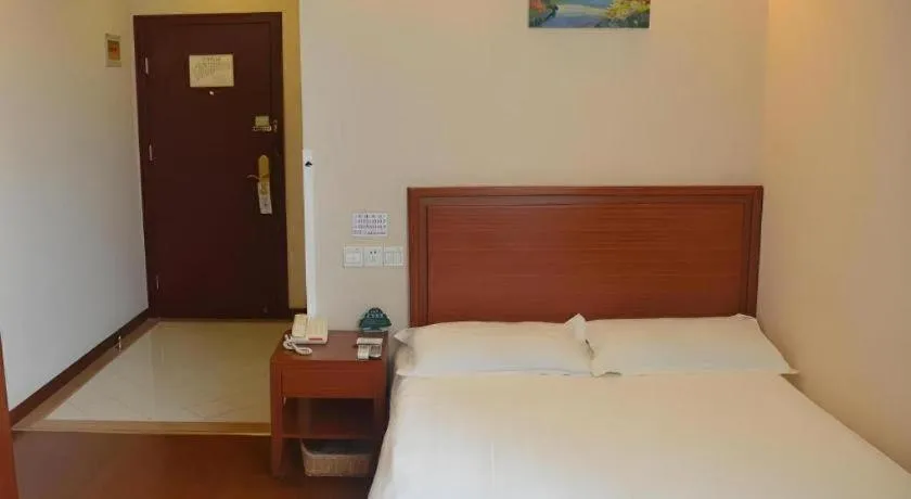 Bed in GreenTree Inn Shanghai Xupu Bridge Hotel