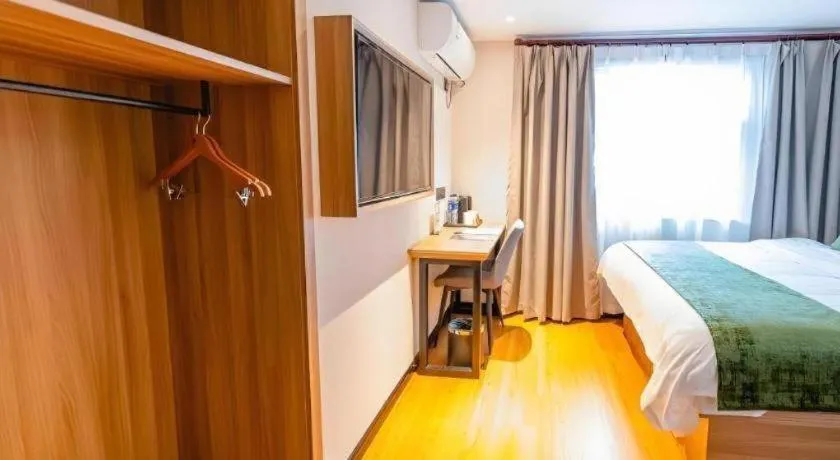 Bed in GreenTree Inn Shanghai Xupu Bridge Hotel