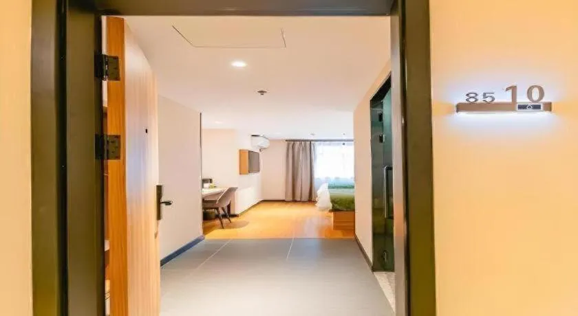 Bed in GreenTree Inn Shanghai Xupu Bridge Hotel